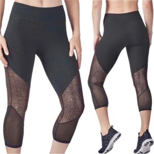 🆕 Fabletics (Black & Metallic Bronze) Brogan Capri II Leggings - Medium